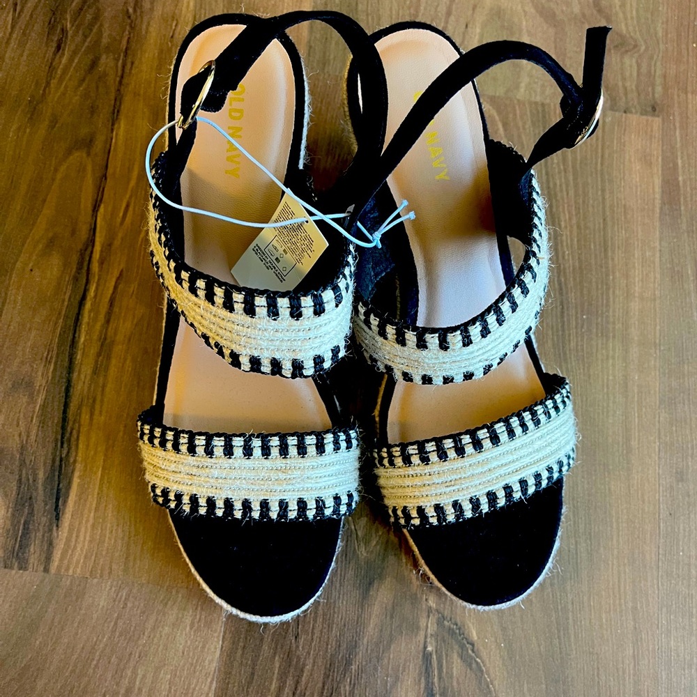 Adorable & sexy summer wedge sandals -NWT